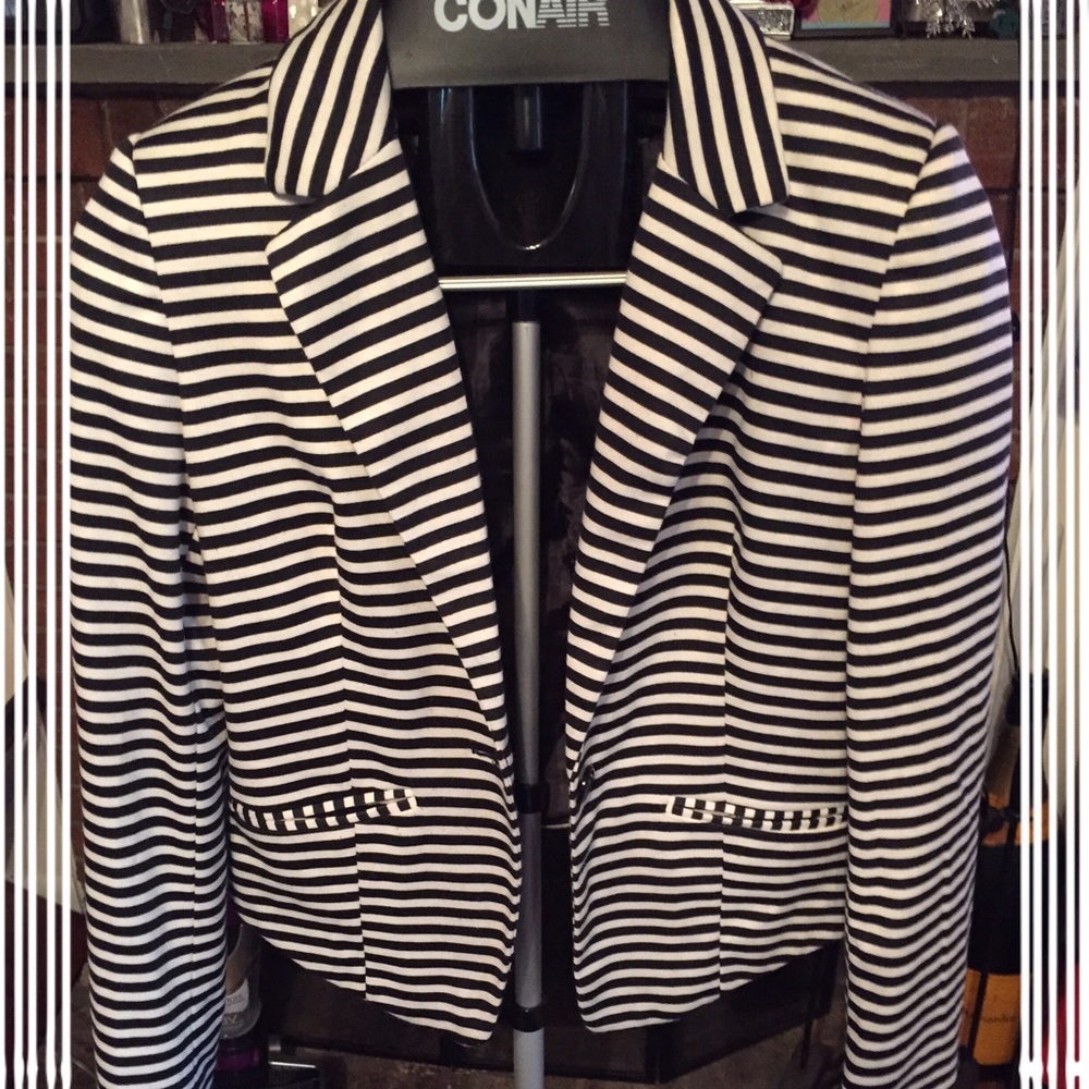 COPY - Black & white striped blazer ♣️